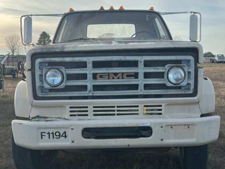 1986-gmc-c7d064-6x4-cab-&-chassis,-s/n-1gds7d4g6gv502071-(no-title---bill-of-sale-only):-as-is,-non-running-image-1