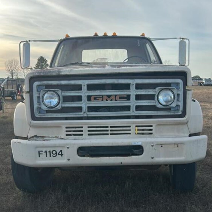 1986 GMC C7D064 6X4 CAB & CHASSIS, S/N 1GDS7D4G6GV502071 (NO TITLE - BILL OF SALE ONLY): AS IS, NON RUNNING