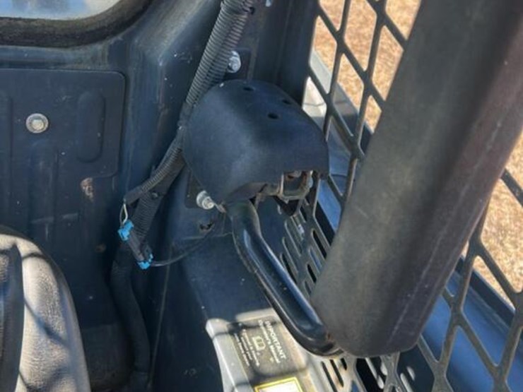 2017-deere-323e-image-19