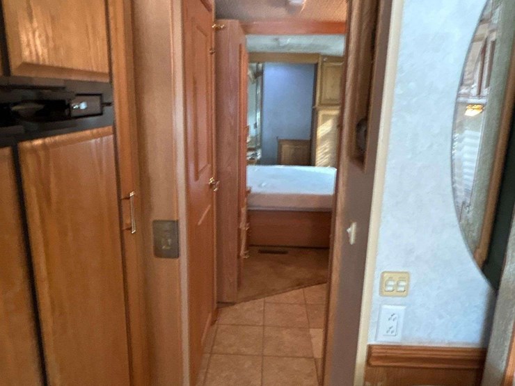 2004-winnebago-adventurer-38g-38ft.-class-a-motorhome-image-51