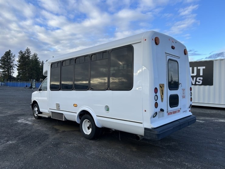 2016-chevrolet-express-paratransit-bus-image-3