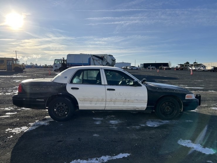 2011-ford-crown-victoria-sedan-image-6