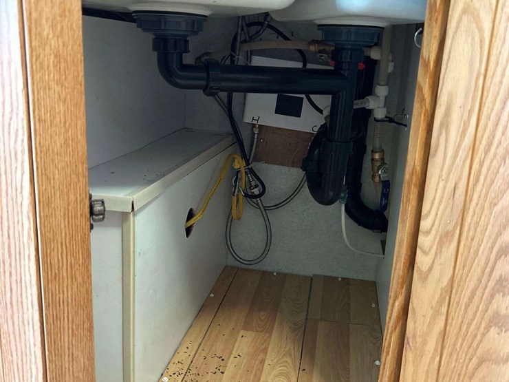 2004-winnebago-adventurer-38g-38ft.-class-a-motorhome-image-34