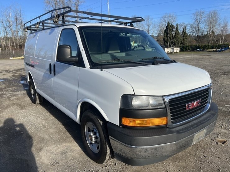 2019-gmc-savana-cargo-van-image-2