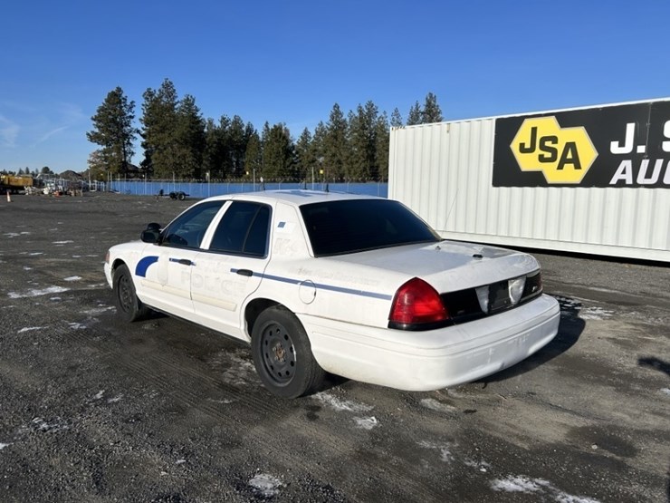 2009-ford-crown-victoria-sedan-image-3