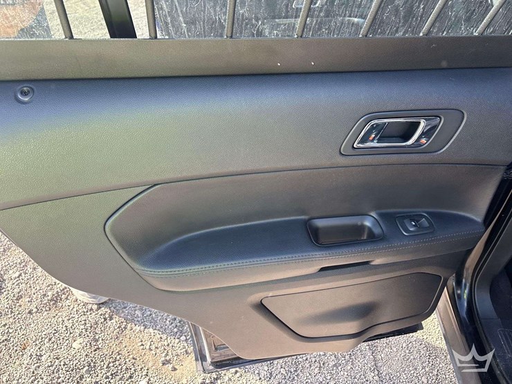 2016-ford-explorer-image-18