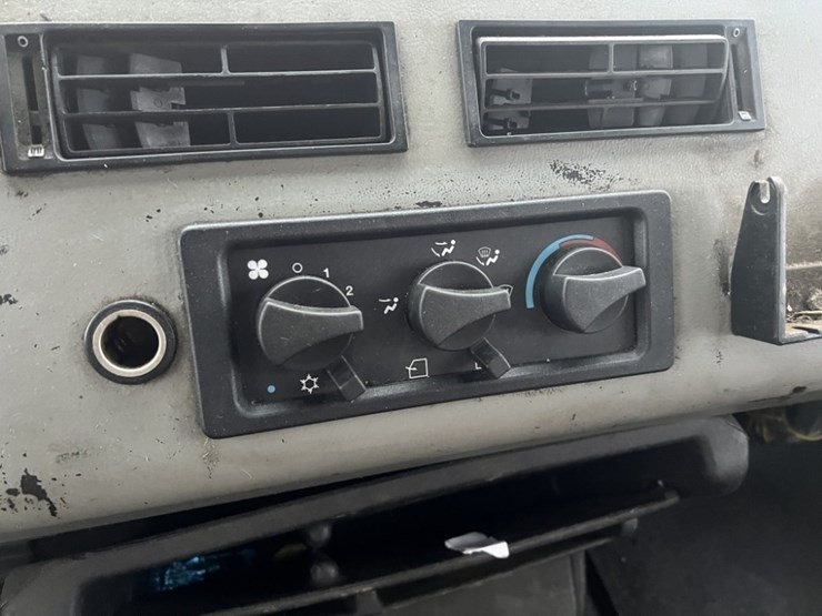 2000-freightliner-fl50-image-26