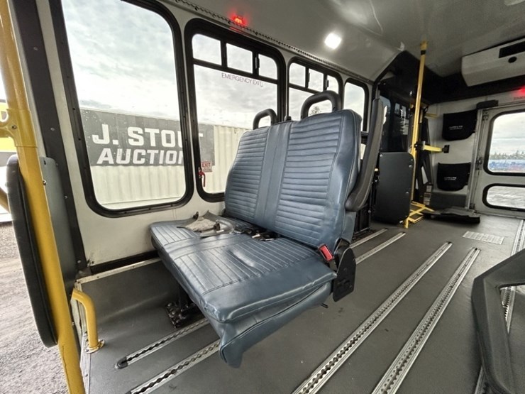 2016-chevrolet-express-paratransit-bus-image-23