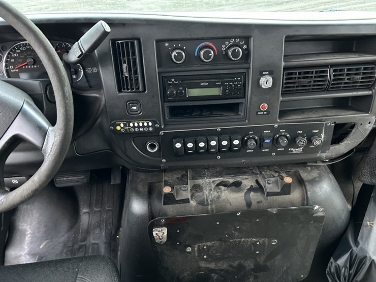 2011-chevrolet-express-paratransit-bus-image-13