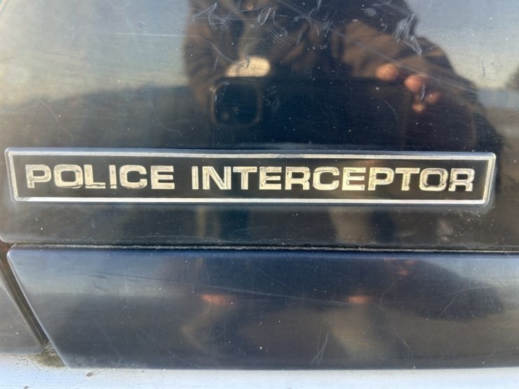 2009-ford-crown-victoria-sedan-image-10