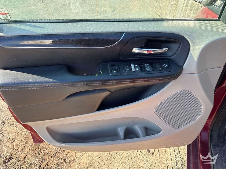 2016-chrysler-town-&-country-image-11