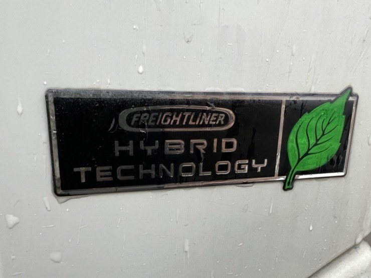 2012-freightliner-m2-bucket-truck-image-23