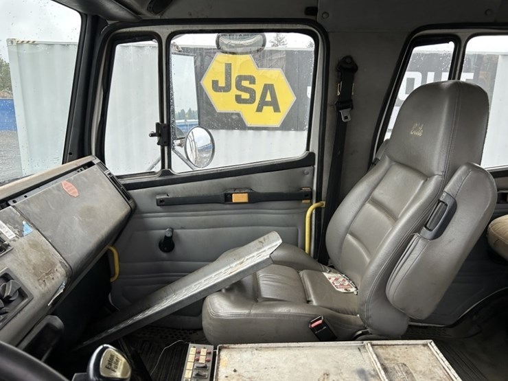 2001-freightliner-fl80-image-13