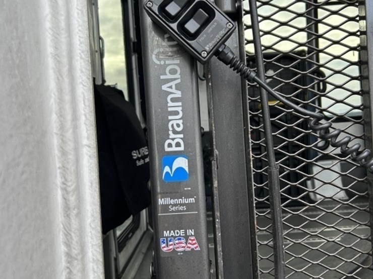 2016-chevrolet-express-paratransit-bus-image-33