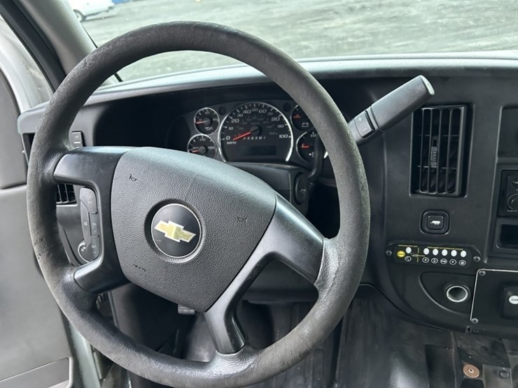 2011-chevrolet-express-paratransit-bus-image-14