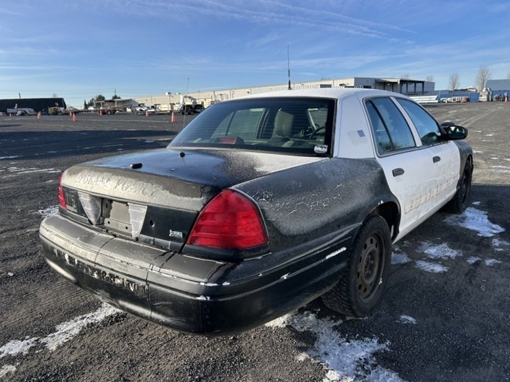 2011-ford-crown-victoria-sedan-image-5
