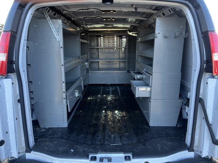 2019-gmc-savana-cargo-van-image-23