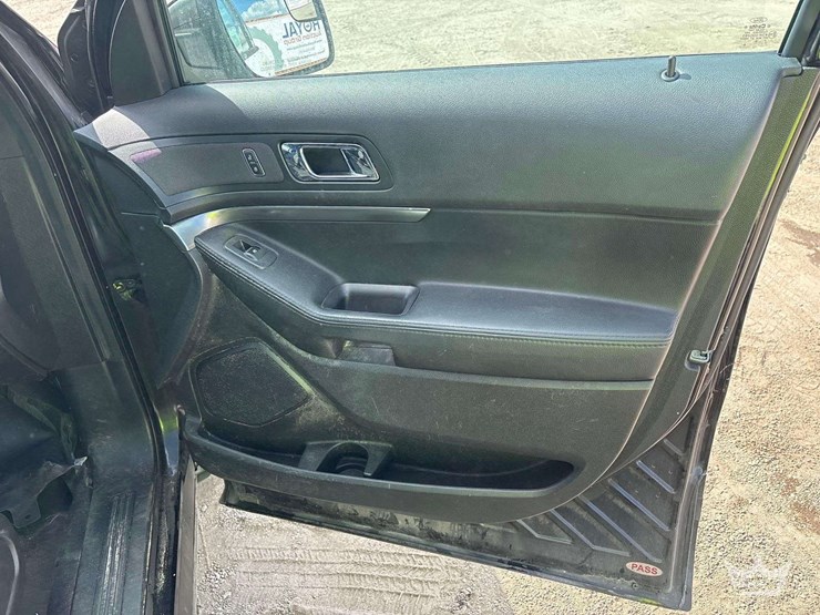 2017-ford-explorer-image-21