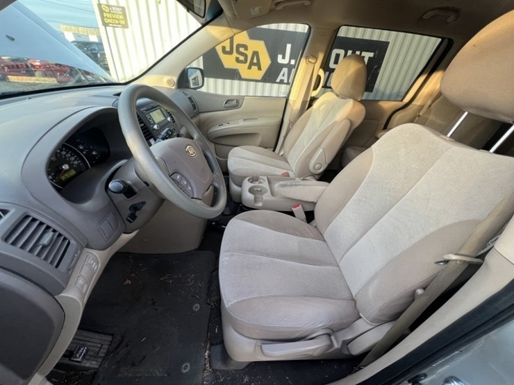 2012-kia-sedona-image-21