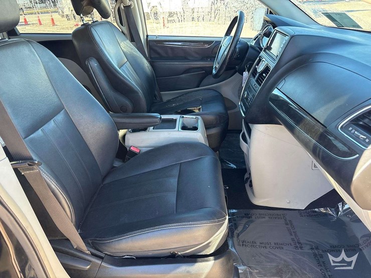 2016-chrysler-town-&-country-image-24