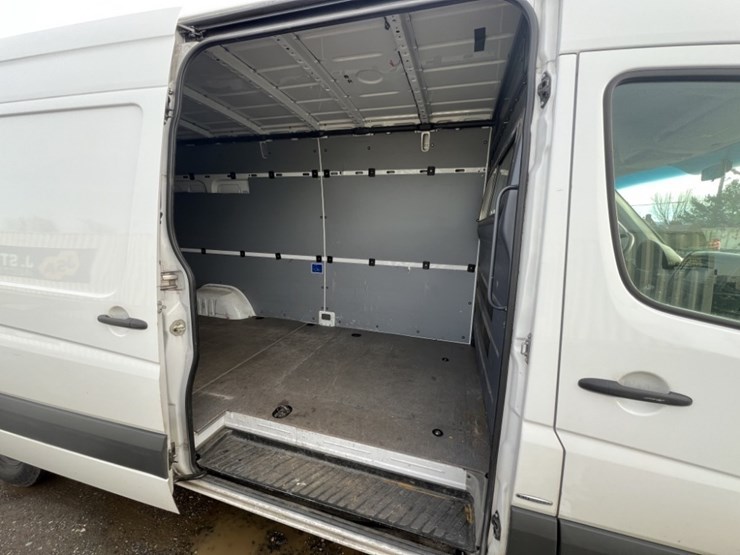 2016-mercedes-benz-sprinter-2500-image-21