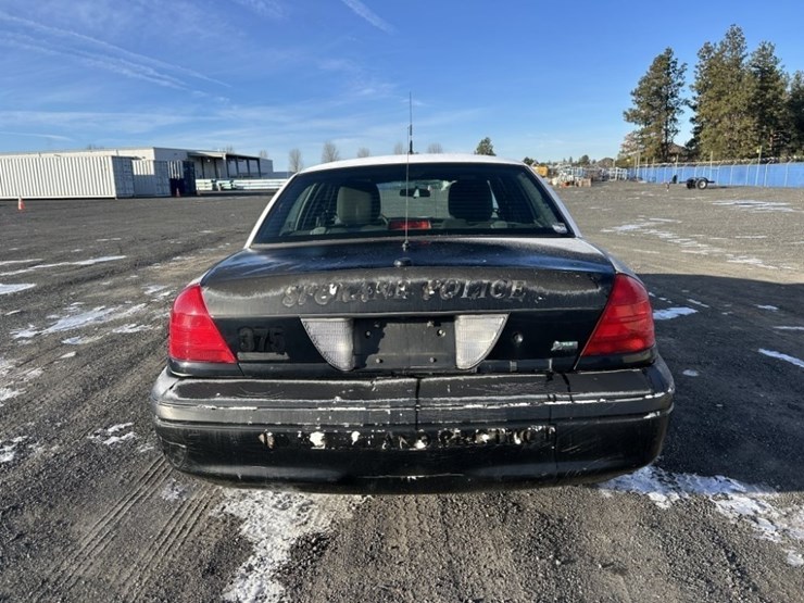 2011-ford-crown-victoria-sedan-image-4