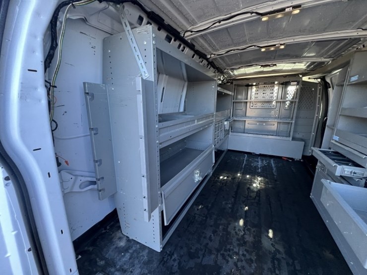 2019-gmc-savana-cargo-van-image-25