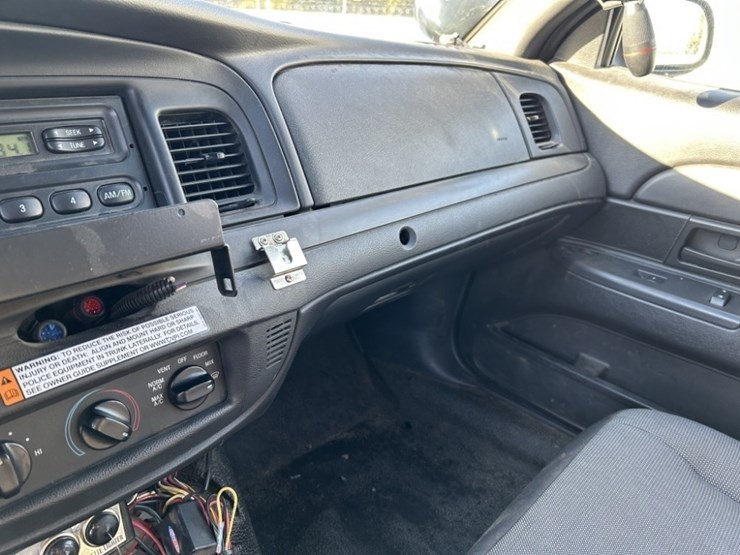 2009-ford-crown-victoria-sedan-image-15