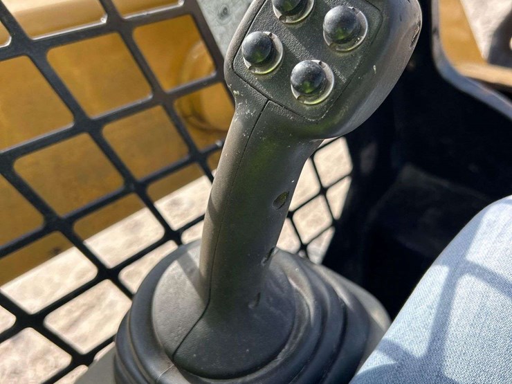 2014-caterpillar-257d-image-10