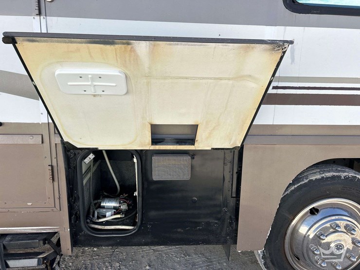 2004-winnebago-adventurer-38g-38ft.-class-a-motorhome-image-78