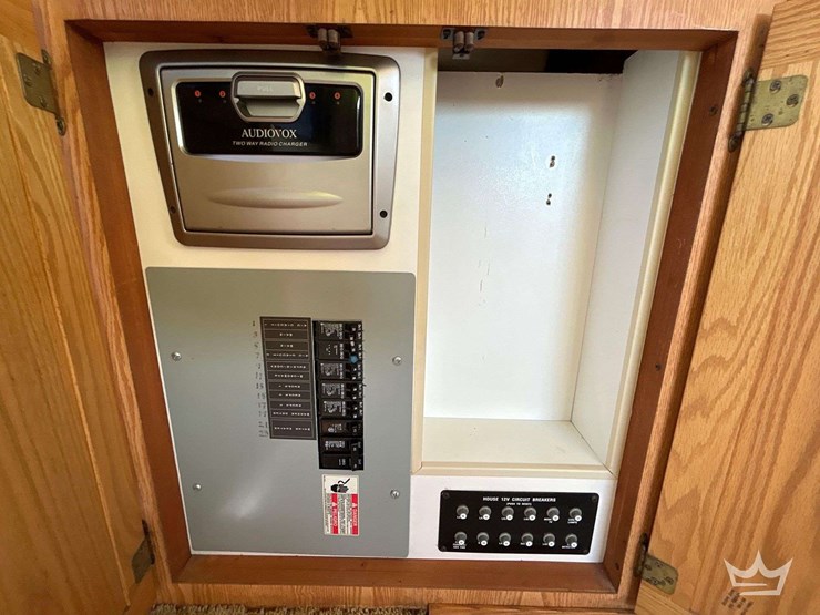 2004-winnebago-adventurer-38g-38ft.-class-a-motorhome-image-33