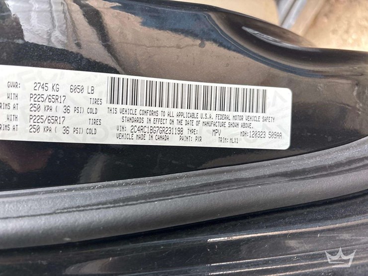 2016-chrysler-town-&-country-image-5