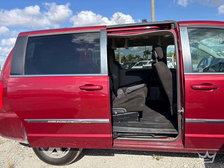 2016-chrysler-town-&-country-image-36