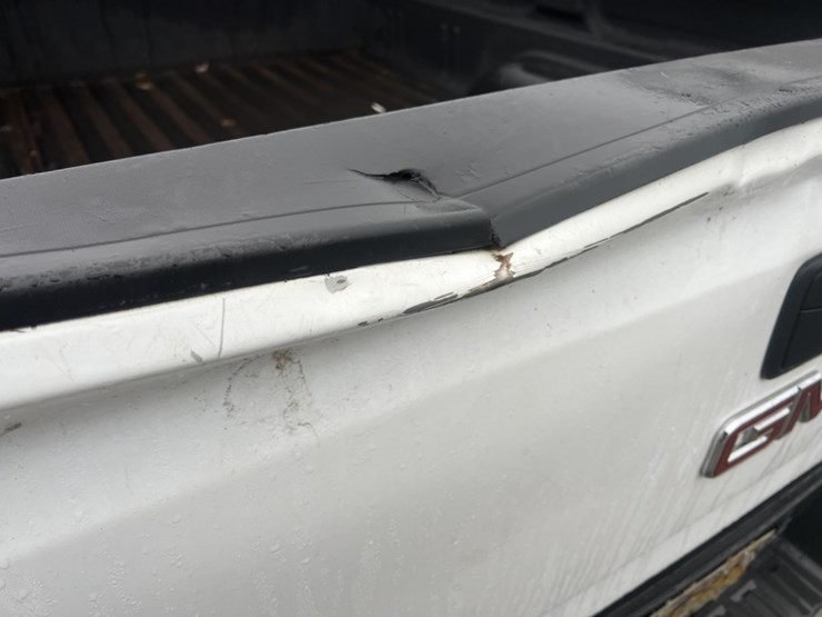 2015-gmc-sierra-crew-cab-4x4-pickup-image-17