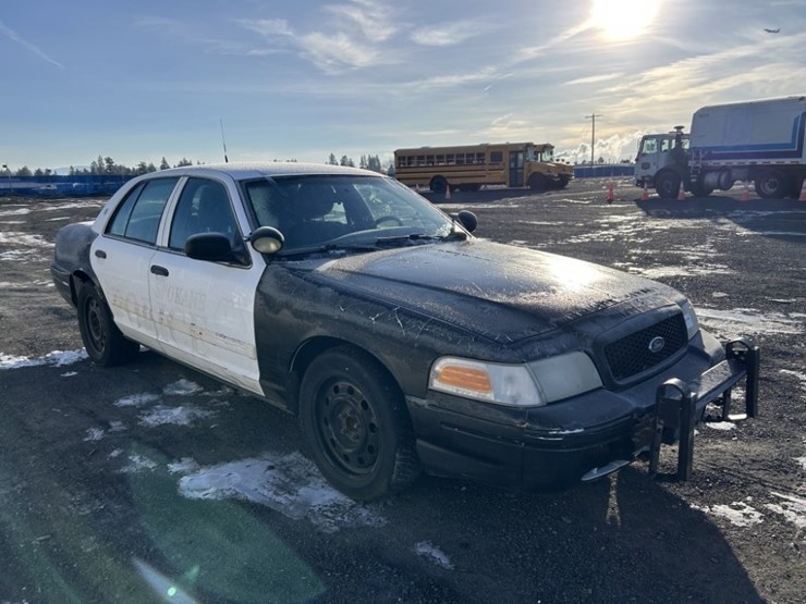 2011-ford-crown-victoria-sedan-image-7