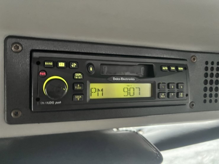 2000-freightliner-fl50-image-30