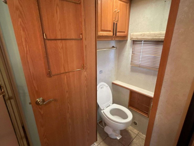 2004-winnebago-adventurer-38g-38ft.-class-a-motorhome-image-59