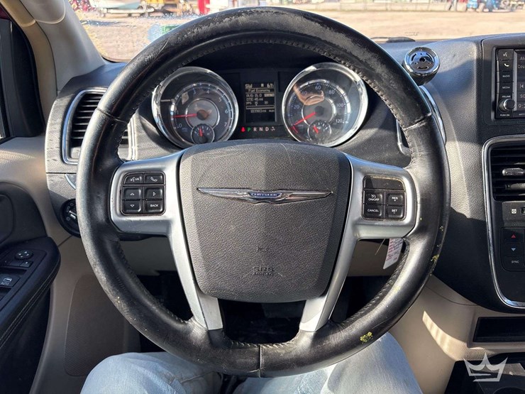 2016-chrysler-town-&-country-image-14