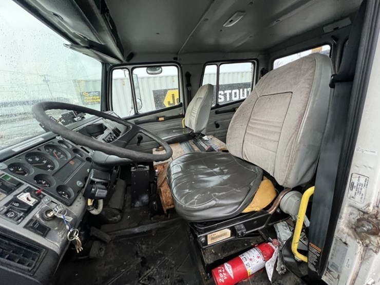 2000-freightliner-fl50-image-20