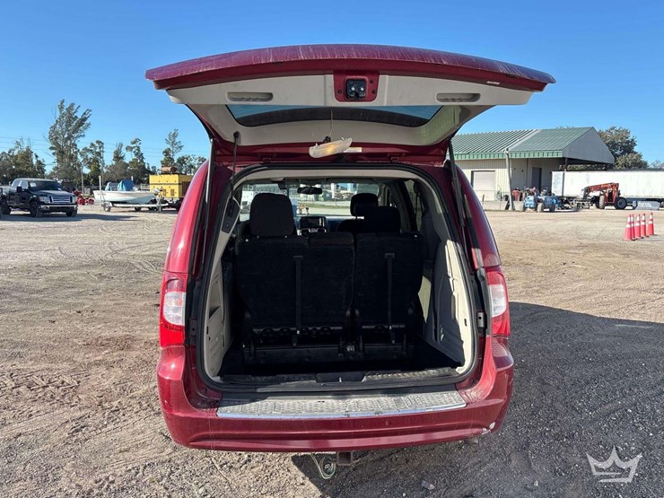 2016-chrysler-town-&-country-image-24