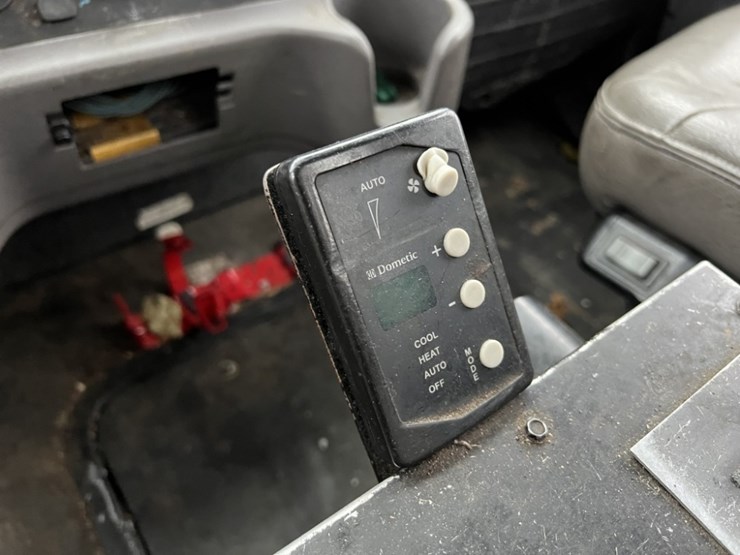 2012-freightliner-m2-bucket-truck-image-36