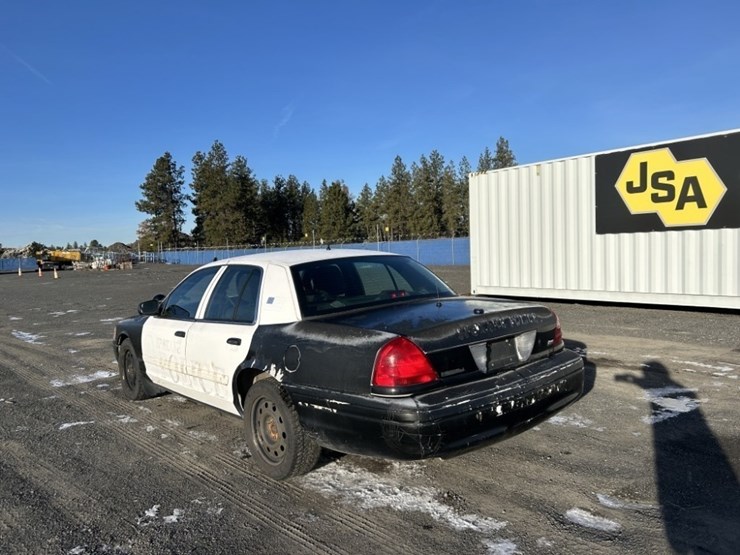 2011-ford-crown-victoria-sedan-image-3