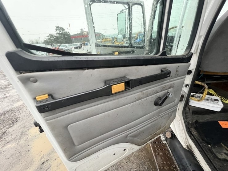 2000-freightliner-fl50-image-19