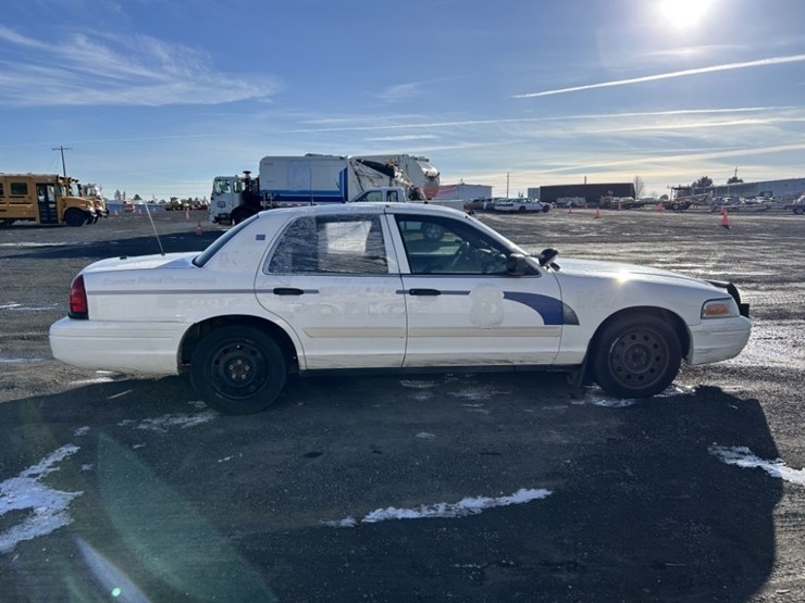 2009-ford-crown-victoria-sedan-image-6