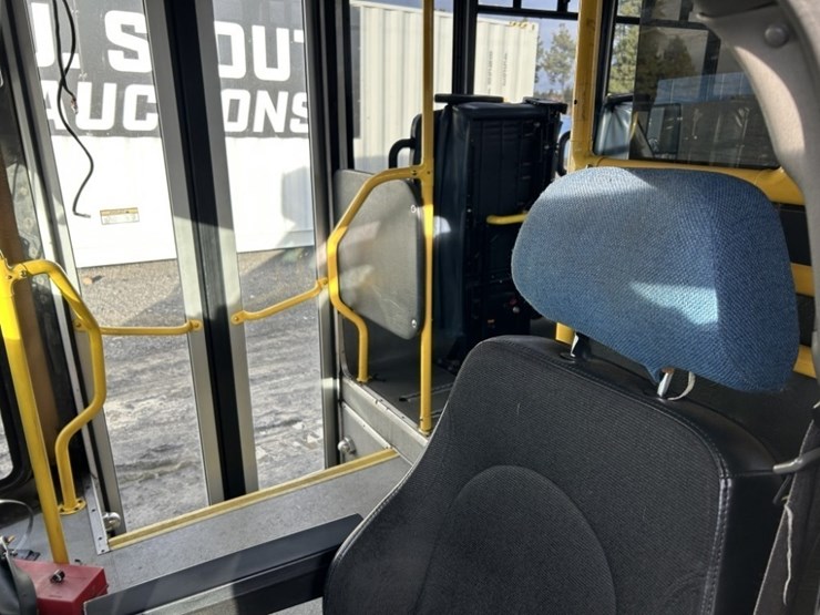 2012-chevrolet-express-paratransit-bus-image-16