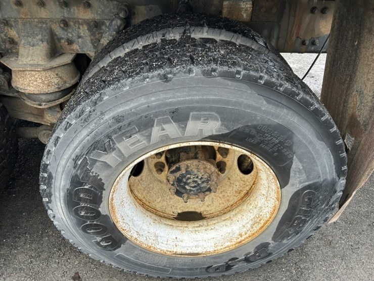 2001-freightliner-fl80-image-39