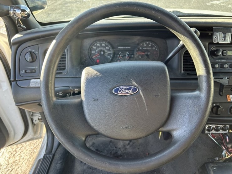 2009-ford-crown-victoria-sedan-image-19