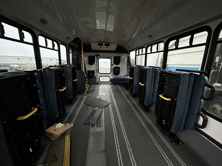 2011-chevrolet-express-paratransit-bus-image-19