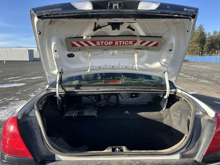 2011-ford-crown-victoria-sedan-image-24