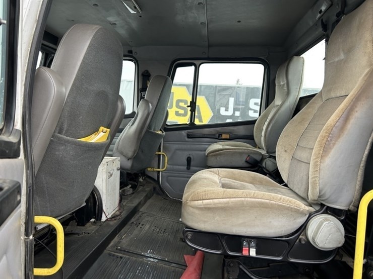 2001-freightliner-fl80-image-24